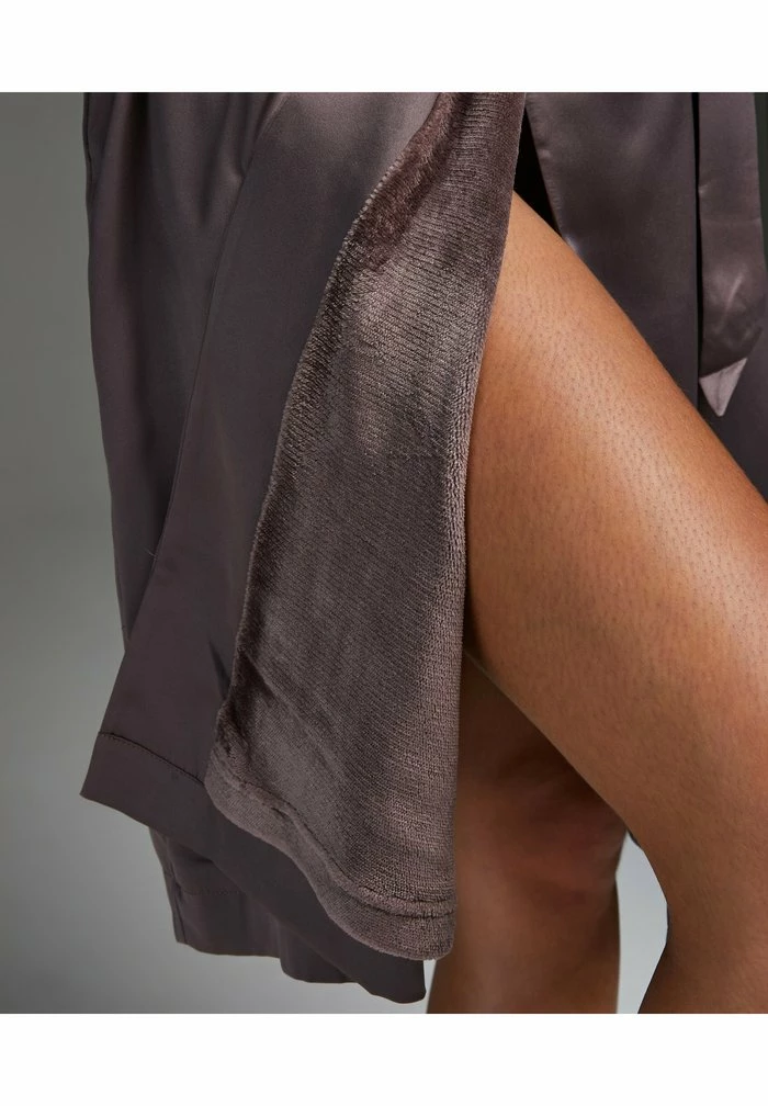 SATIN FLEECE - Dressing gown - brown Cheap 💯 Hunkemöller SATIN FLEECE - 👗 Dressing Gown - Brown 🌟 -Hunkemöller Sales Store c08dfe5e0f1d4159ab42cb905a488ad4